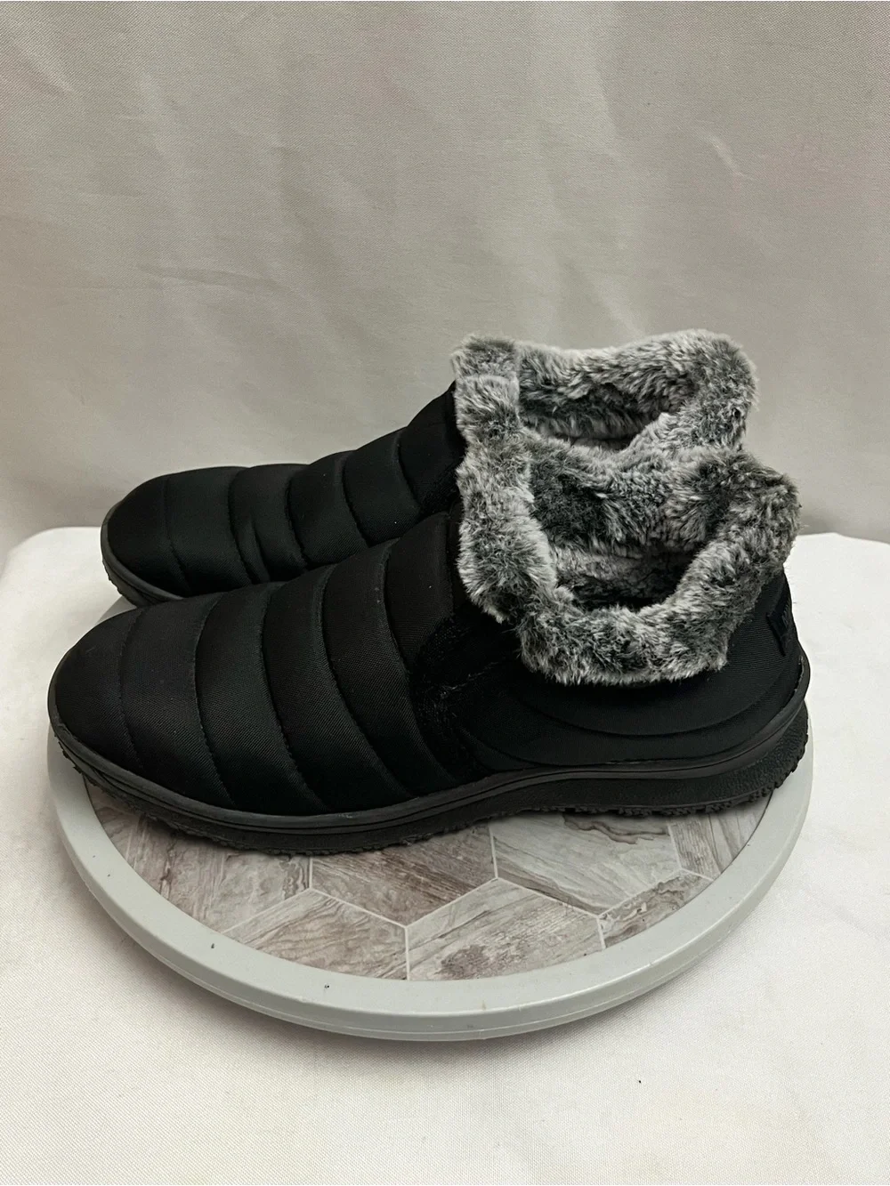 Minnetonka black quilted